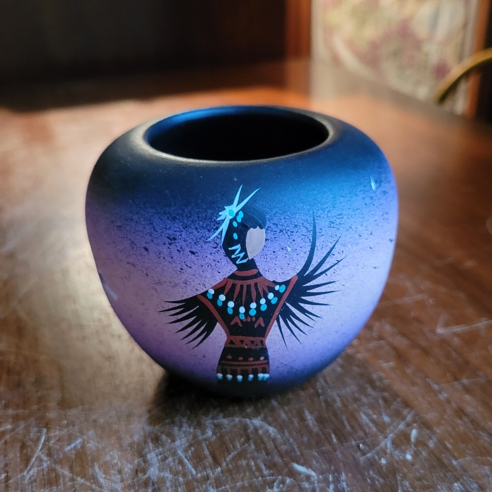 Din'e Signed Native American Pottery Vase